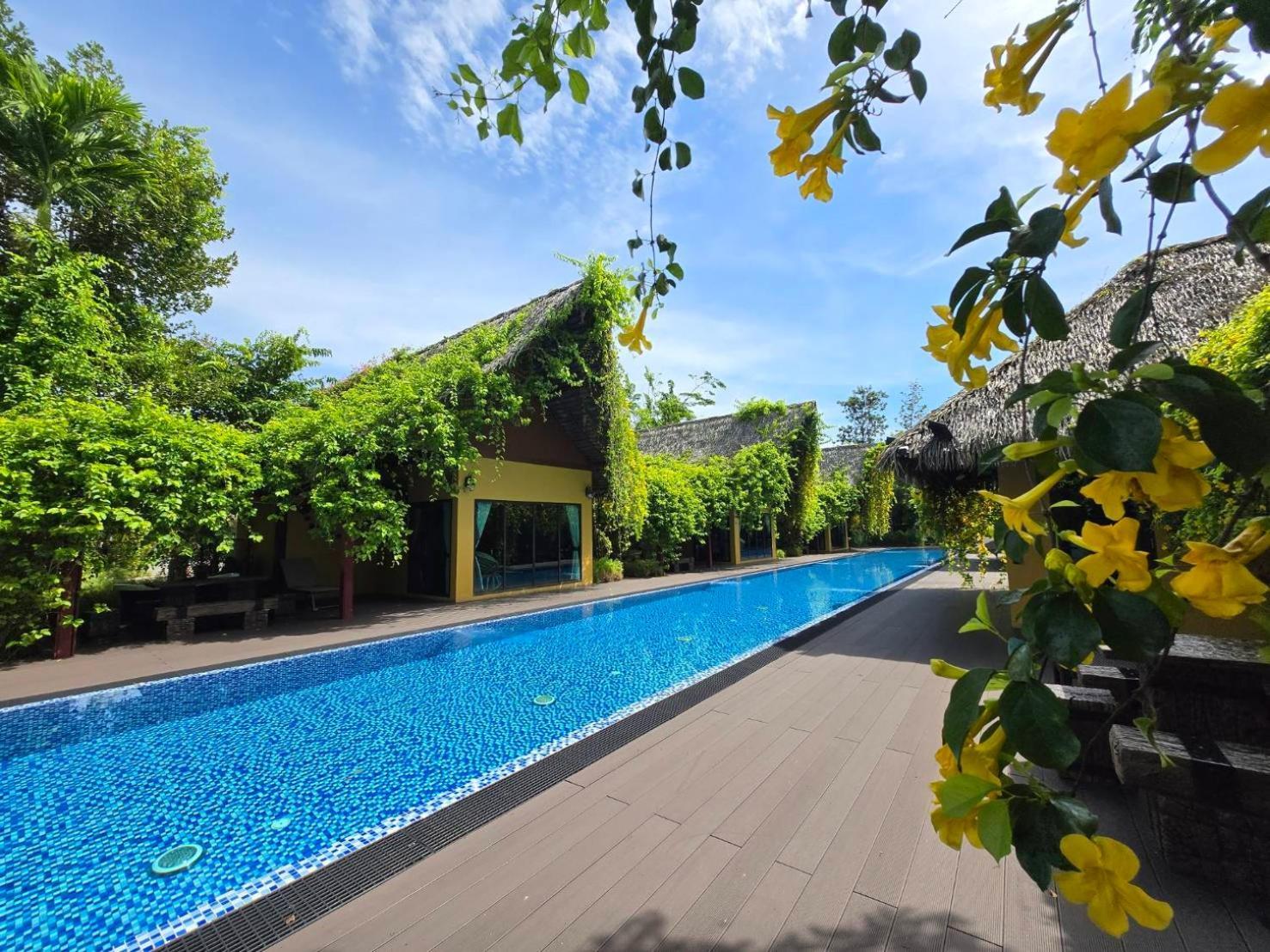 Khum Damnoen Resort